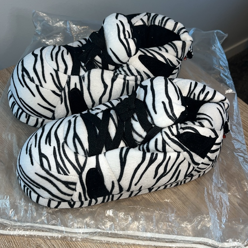 Happy Feet Snooki Slippers-White & Black